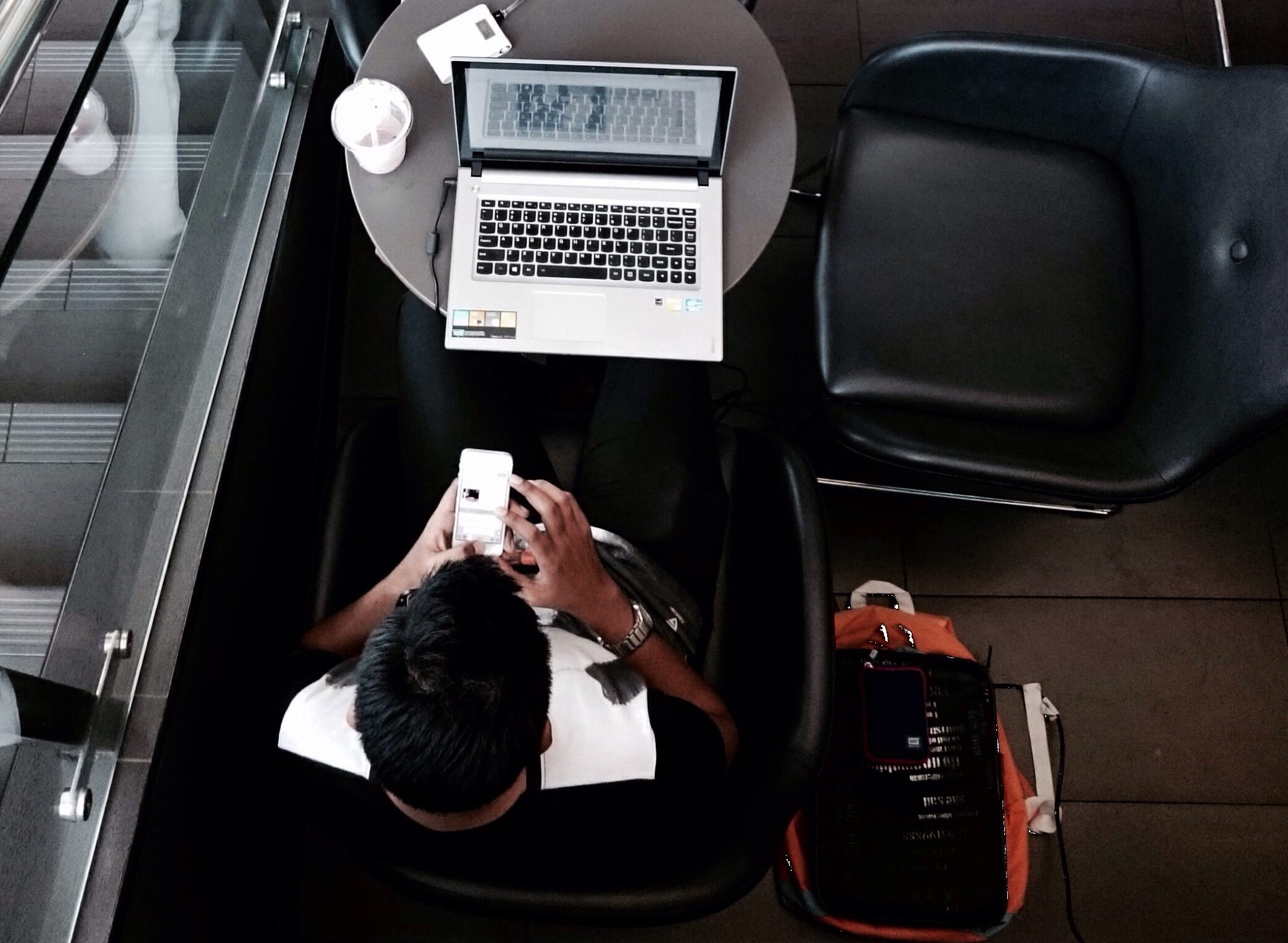 meeting-coffee-laptop-overhead